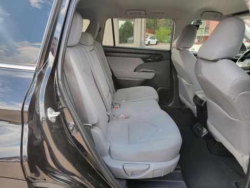 Used 2022 Toyota Highlander L FWD image 20