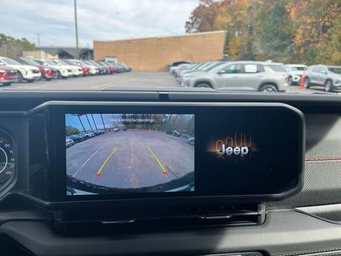 Used 2025 Jeep Wrangler Unlimited Rubicon image 17