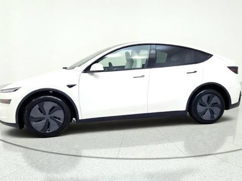 Used 2026 Tesla Model Y AWD image 4