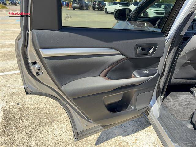 Used 2016 Toyota Highlander LE FWD image 18