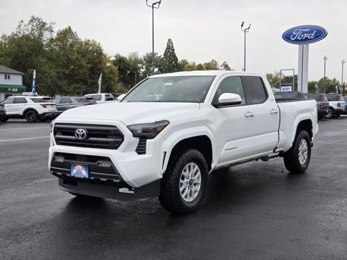 Used 2025 Toyota Tacoma SR5 AWD/4WD image 1