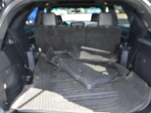 Used 2016 Ford Explorer XLT w/ Equipment Group 202A AWD/4WD image 14