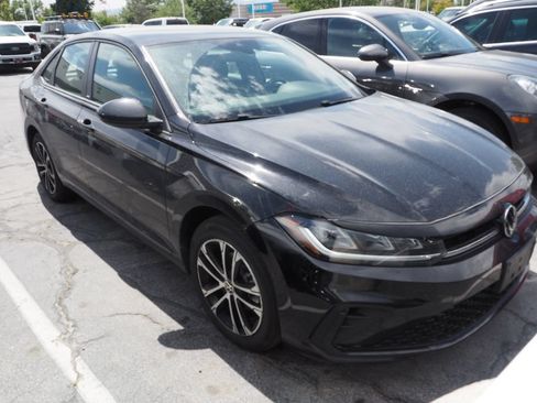 Used 2025 Volkswagen Jetta Sport FWD image 2
