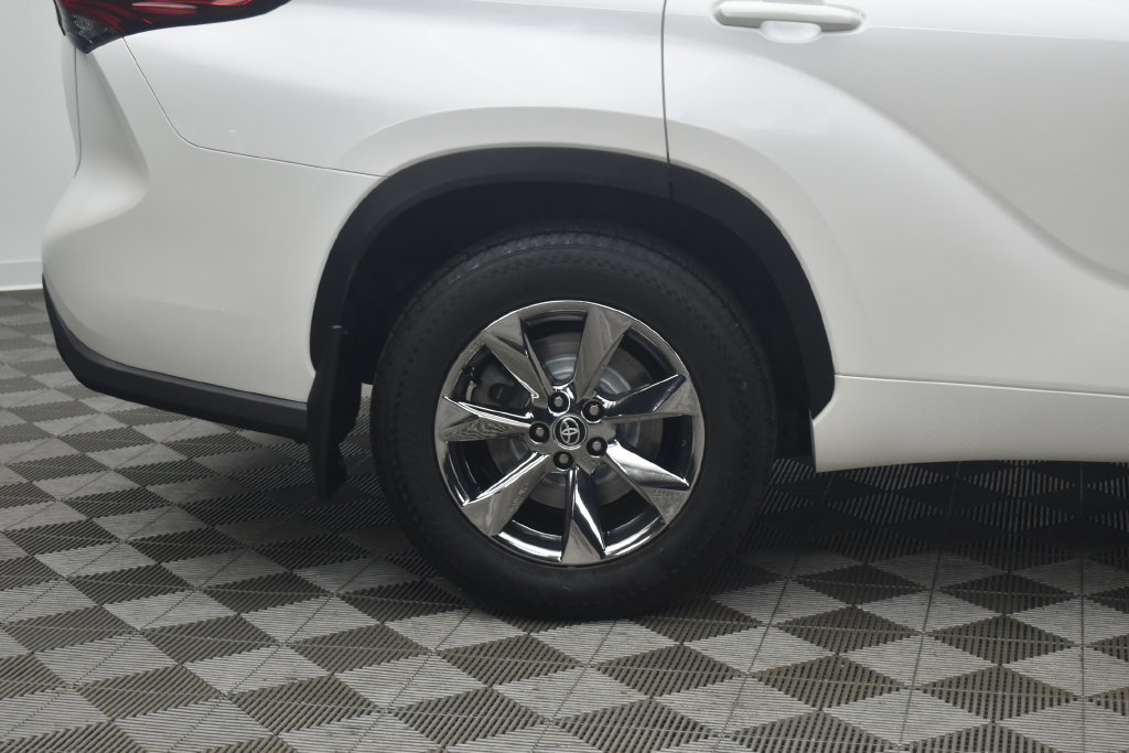 Used 2020 Toyota Highlander XLE AWD/4WD image 29