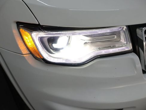 Used 2019 Jeep Grand Cherokee Overland AWD/4WD image 30