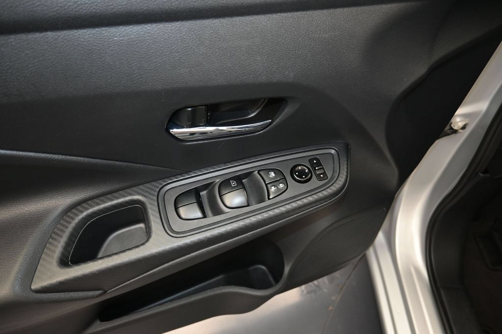 Used 2025 Nissan Versa SV FWD image 11