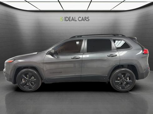 Used 2018 Jeep Cherokee Latitude w/ Altitude Package FWD image 8