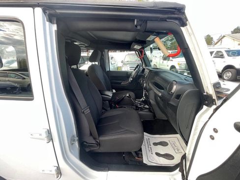 Used 2018 Jeep Wrangler Unlimited Sport w/ Connectivity Group image 27