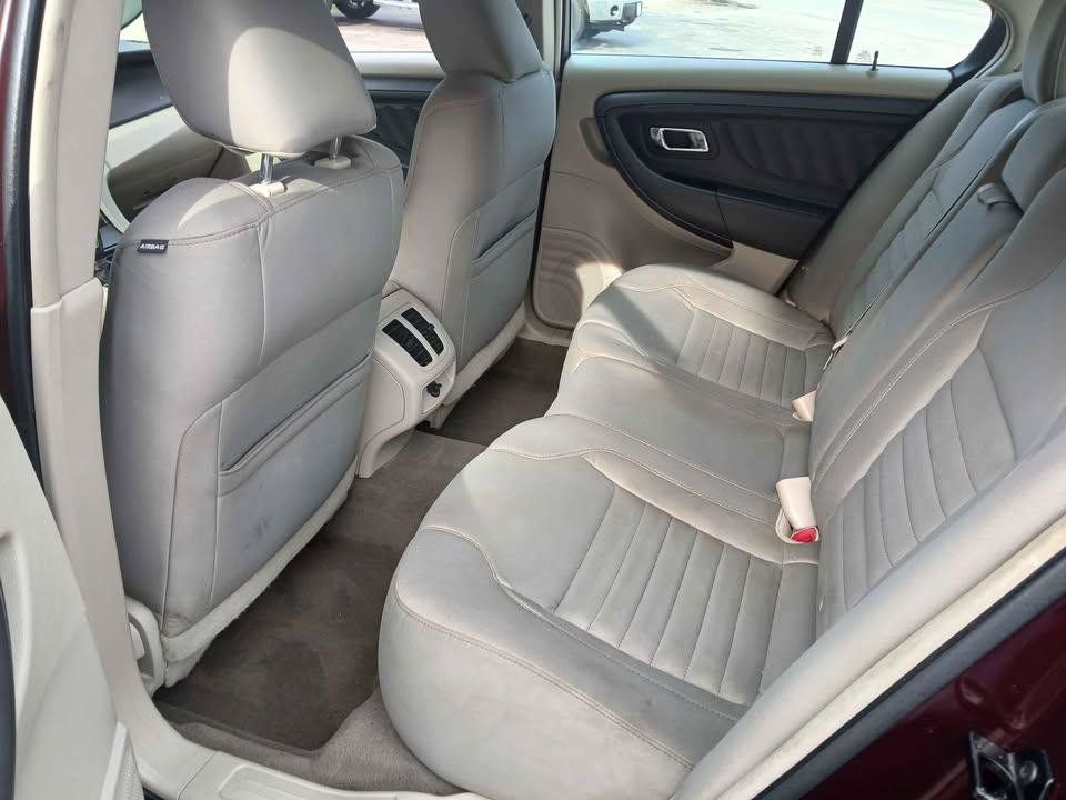 Used 2011 Ford Taurus SE FWD image 14