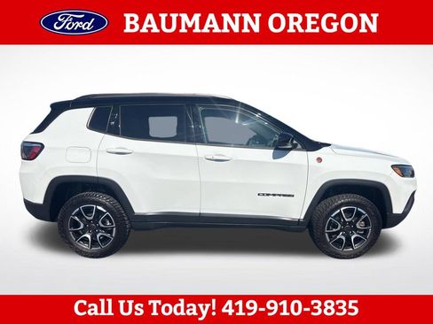 Used 2025 Jeep Compass Trailhawk AWD/4WD image 2