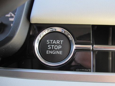 New 2025 Mitsubishi Outlander SE image 17