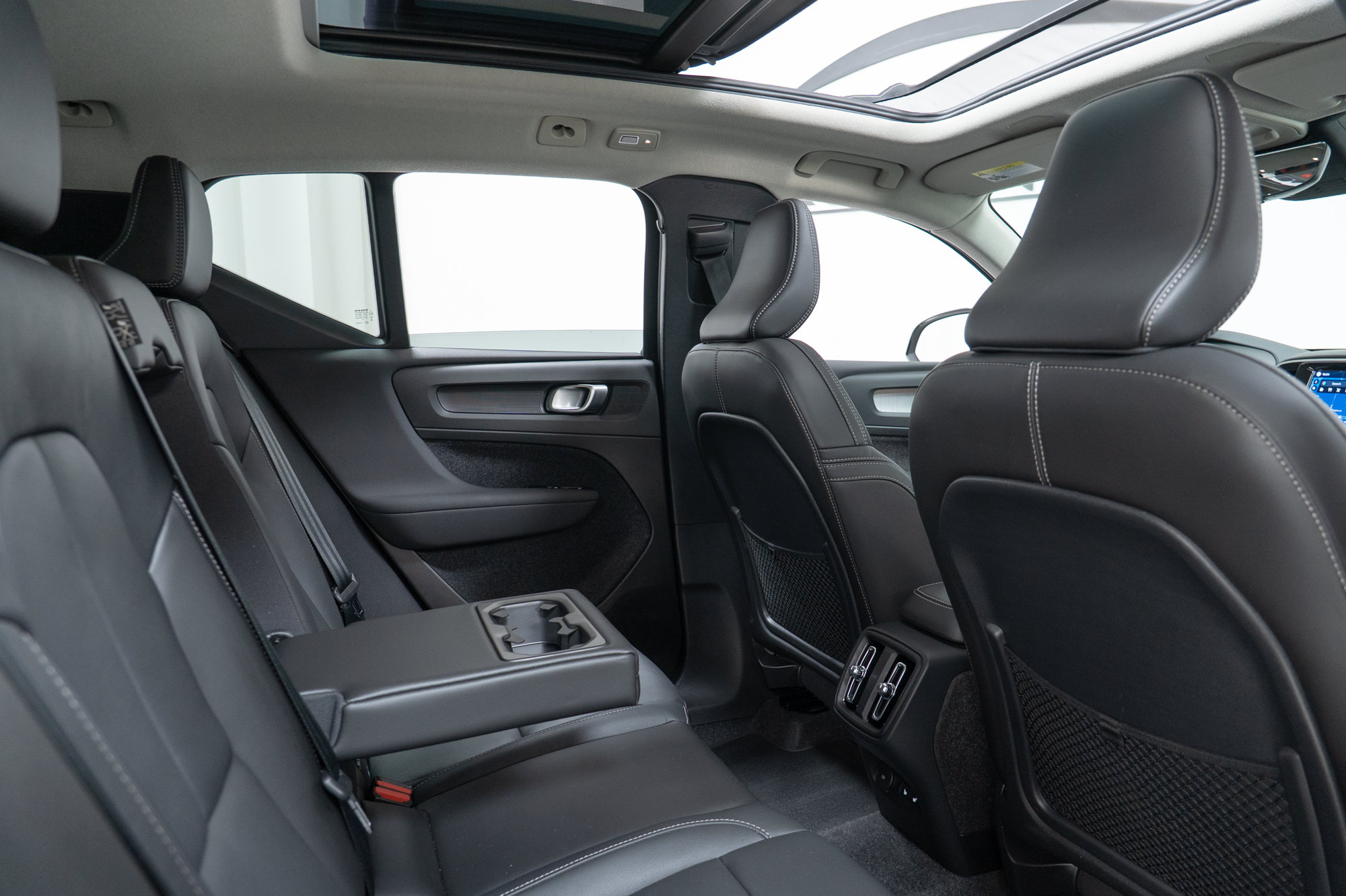 Certified 2025 Volvo XC40 B5 Plus AWD/4WD image 23