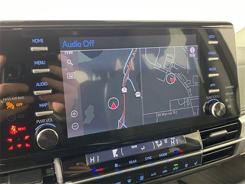 Used 2023 Toyota Sienna Limited image 8