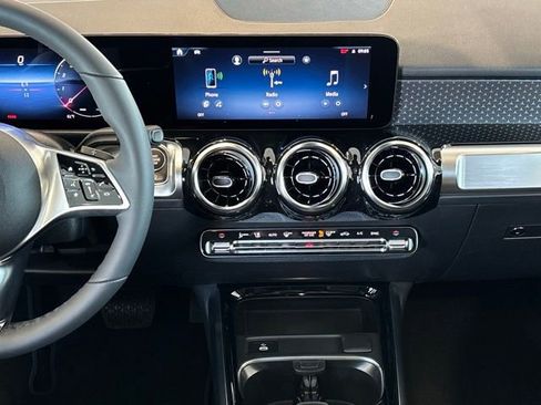 Used 2026 Mercedes-Benz GLB 250 4MATIC image 12