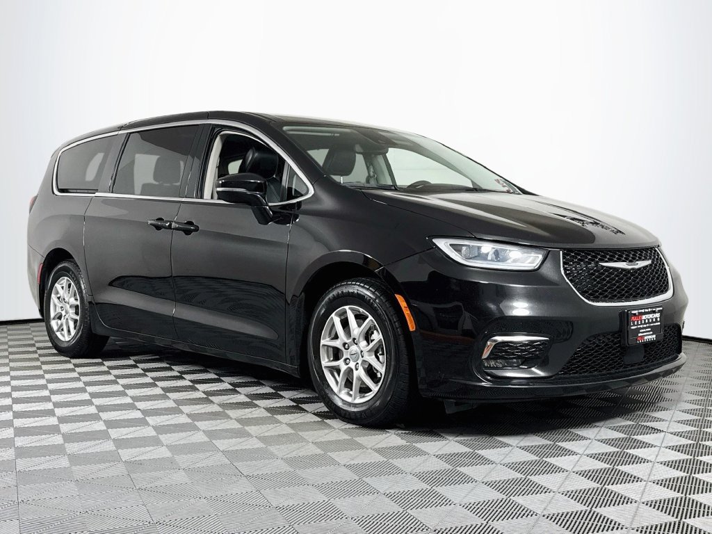 Used 2024 Chrysler Pacifica Touring-L FWD image 1