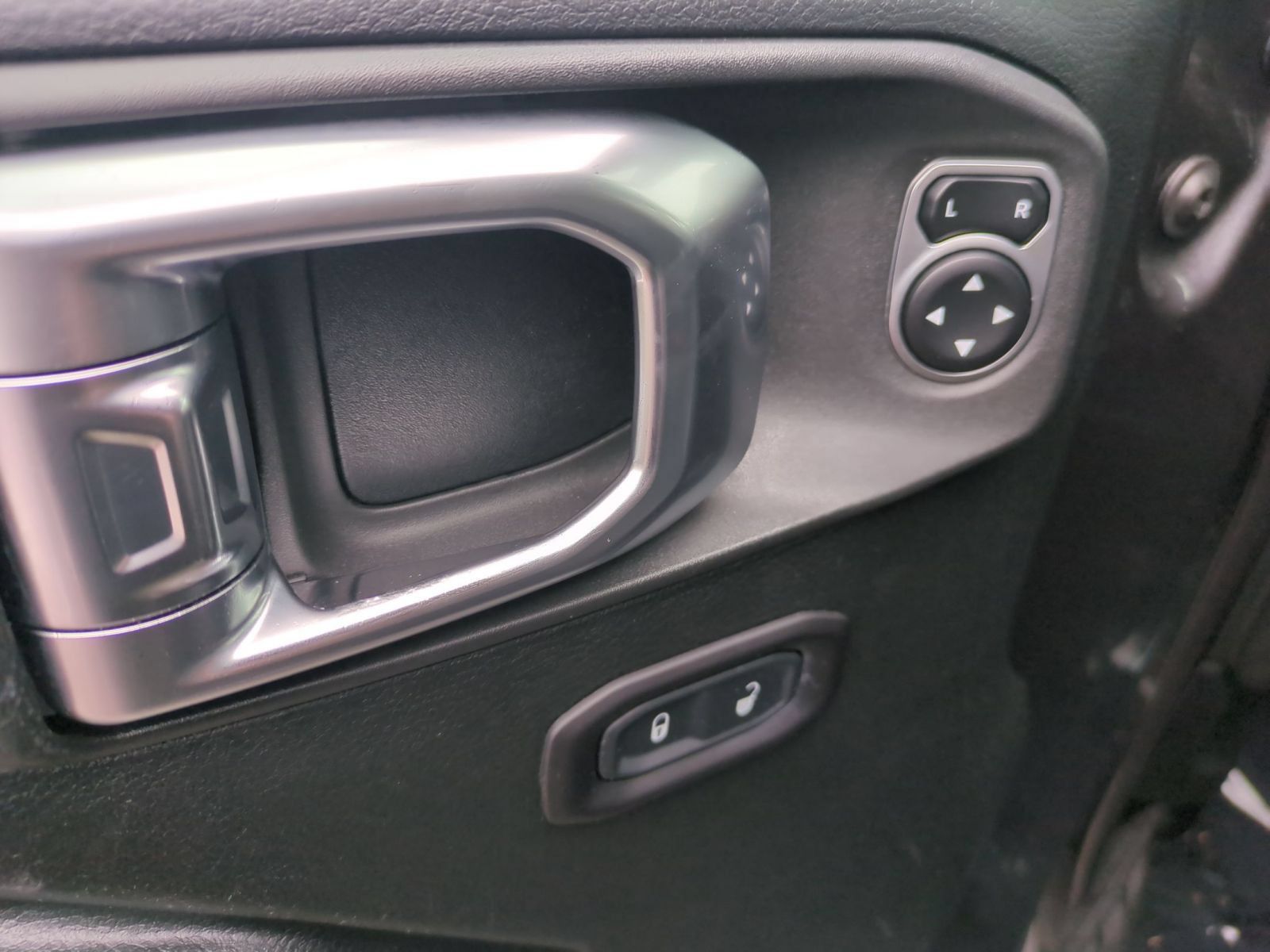 Used 2018 Jeep Wrangler Unlimited Rubicon AWD/4WD image 12