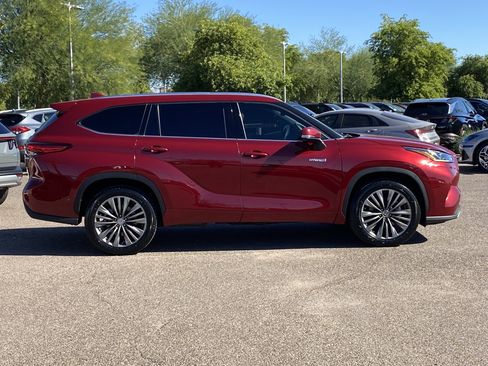 Used 2020 Toyota Highlander Limited Platinum image 2
