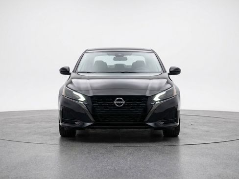 Used 2025 Nissan Altima 2.5 SV image 2