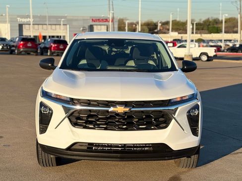 Used 2025 Chevrolet Trax LS image 4