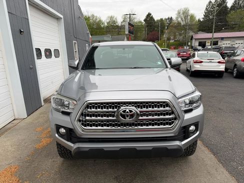 Used 2017 Toyota Tacoma TRD Off-Road w/ Tow Package (A/T) AWD/4WD image 2