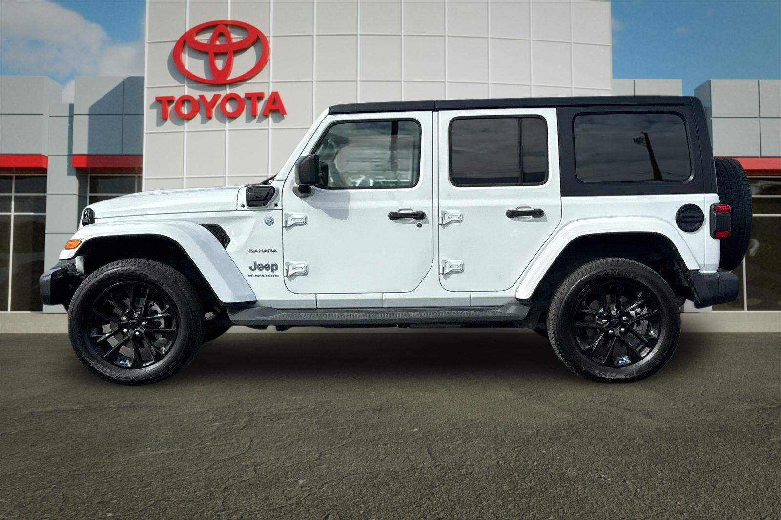 Used 2023 Jeep Wrangler Unlimited Sahara w/ Dual Top Group AWD/4WD image 6