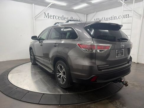 Used 2016 Toyota Highlander XLE FWD image 2