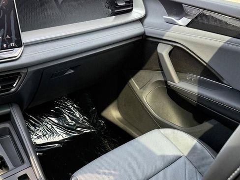 New 2025 Volkswagen Tiguan SE image 9