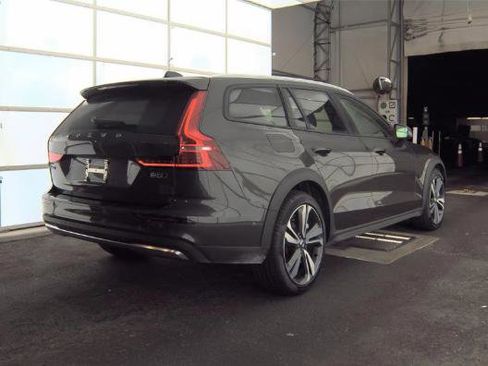 Used 2025 Volvo V60 B5 Cross Country Plus AWD/4WD image 2