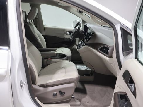 Used 2018 Chrysler Pacifica Touring-L Plus FWD image 28