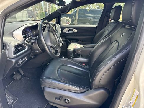 Used 2021 Chrysler Pacifica Touring-L w/ Uconnect Theater Family Group FWD image 6