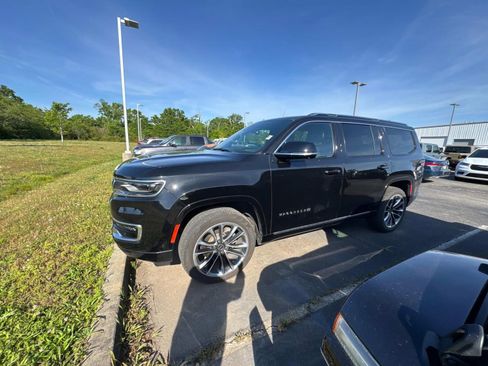 Used 2024 Jeep Wagoneer Series III w/ Premium Group I AWD/4WD image 7