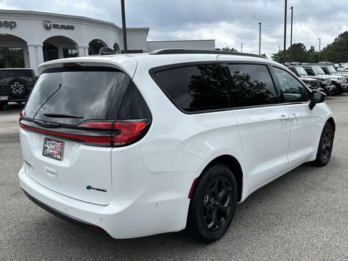 New 2024 Chrysler Pacifica Premium image 7