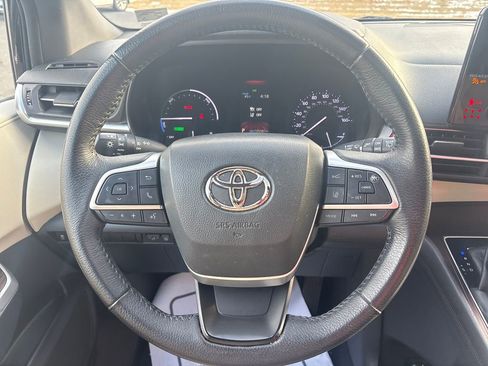 Used 2022 Toyota Sienna XLE image 17