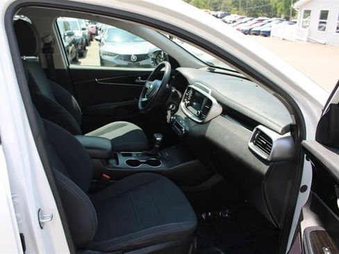 Used 2019 Kia Sorento FWD V6 image 11