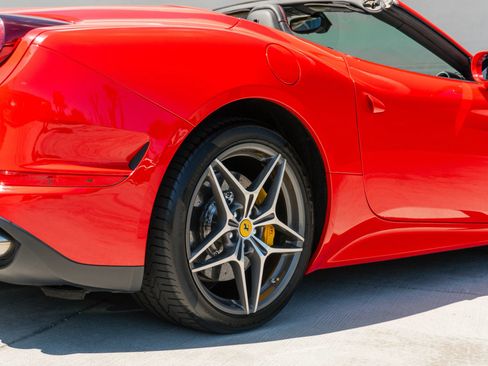Used 2017 Ferrari California T RWD image 40