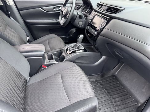 Used 2020 Nissan Rogue SV image 10