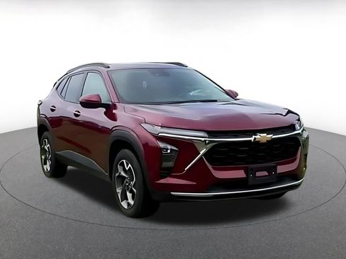 Used 2025 Chevrolet Trax LT FWD image 2