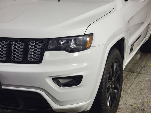 Used 2018 Jeep Grand Cherokee Altitude AWD/4WD image 9