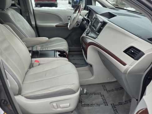 Used 2014 Toyota Sienna Limited image 10
