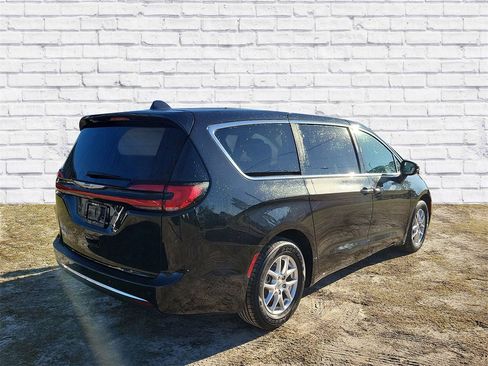 Used 2023 Chrysler Pacifica Touring-L image 2
