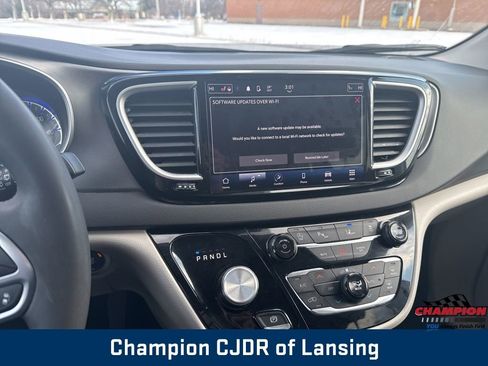 Used 2024 Chrysler Pacifica Touring-L image 29