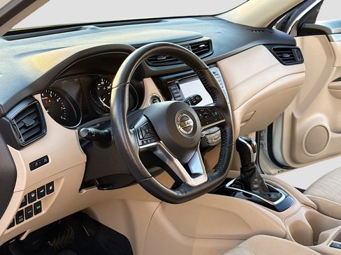 Used 2019 Nissan Rogue SV w/ Premium Package image 4