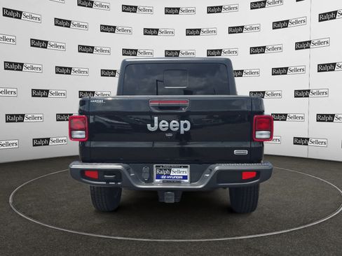 Used 2023 Jeep Gladiator Overland AWD/4WD image 5