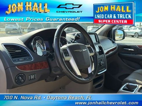 Used 2014 Chrysler Town & Country Touring image 23