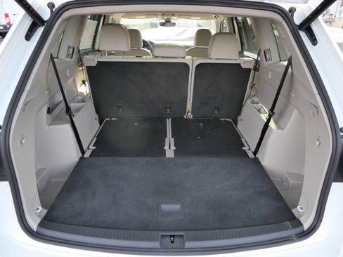 Certified 2024 Volkswagen Atlas SEL Premium R-Line image 18