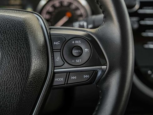 Used 2018 Toyota Camry XLE image 17