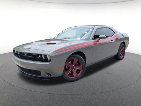 Used 2018 Dodge Challenger SXT RWD image 1