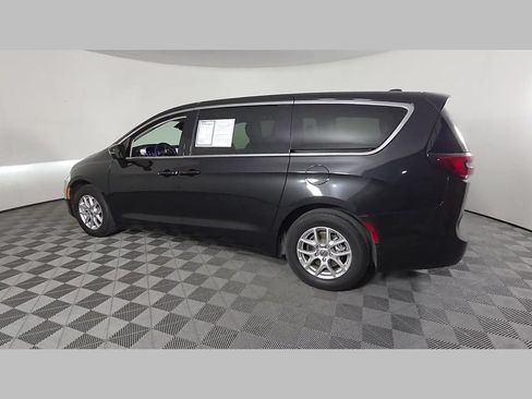 Used 2023 Chrysler Pacifica Touring-L FWD image 44