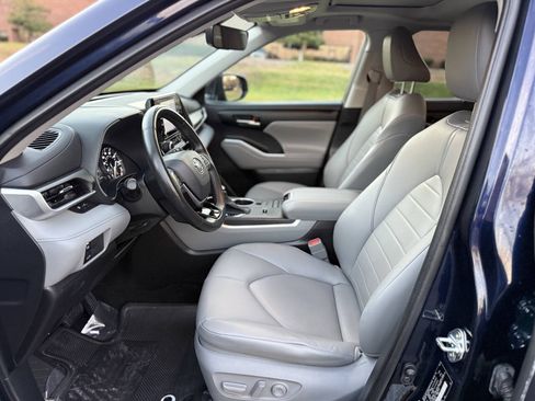 Used 2021 Toyota Highlander XLE FWD image 11