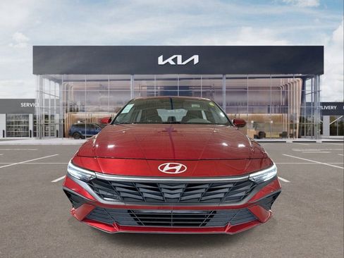 Used 2024 Hyundai Elantra SEL image 3